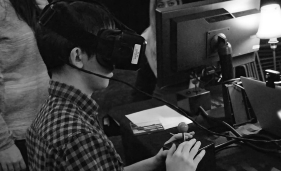Une photo de moi, un homme, qui teste une nouvelle expérience interactive